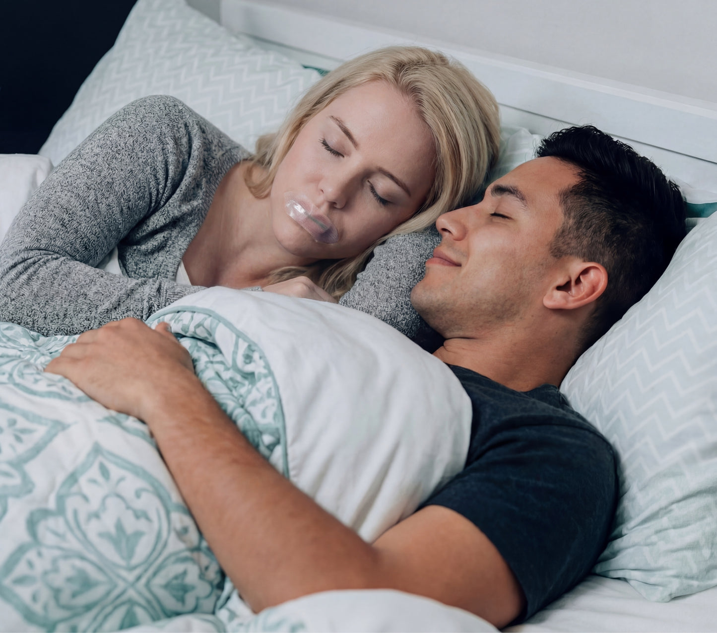 Kvinna som sover som med muntejp tillsammans med man