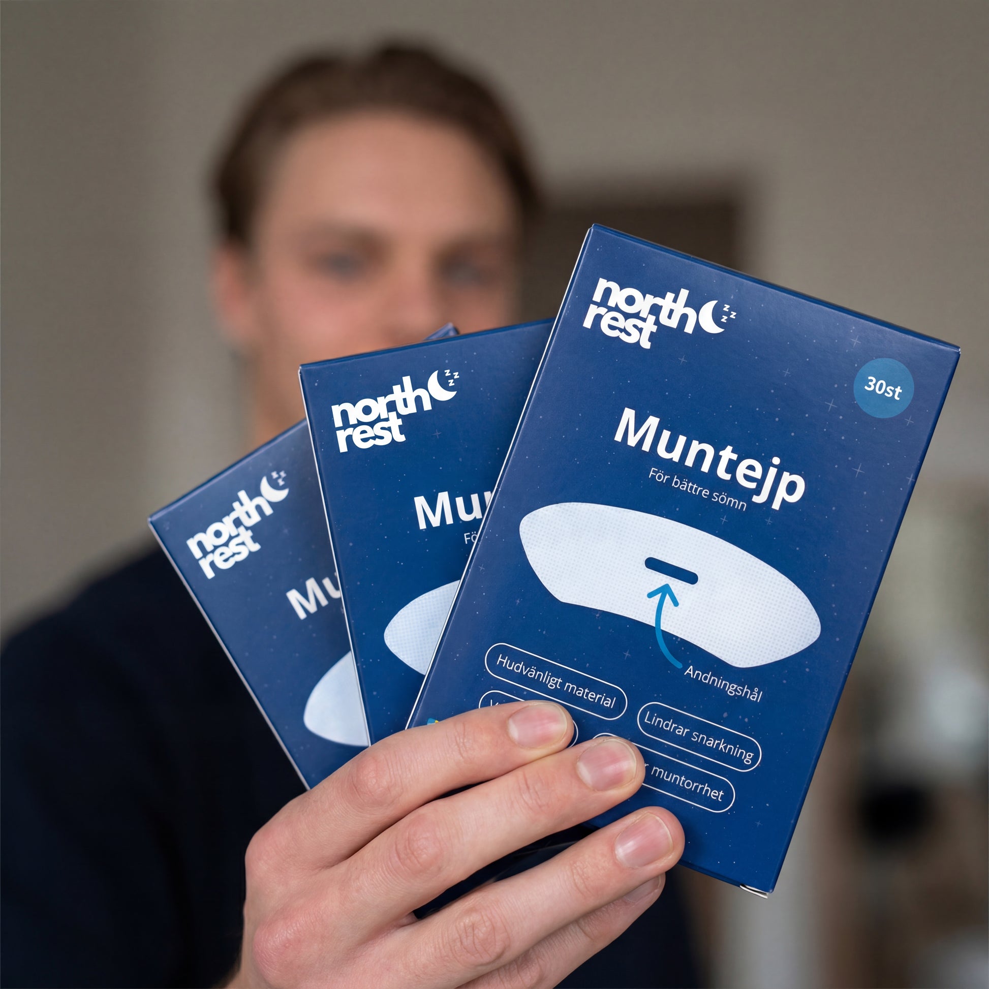 Man som håller i tre muntejp förpackningar